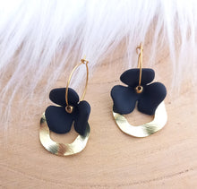 Charger l&#39;image dans la galerie, Boucles d&#39;oreilles  Clémentine Créoles dorées  Fleur  Noir Fait-main