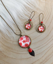 Charger l&#39;image dans la galerie, Parure Fleur coquelicot Sautoir  Pendentif bronze &amp; boucles d&#39;oreilles assorties ❤ Fait main   ❤ Rouge Blanc noir