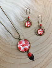 Charger l&#39;image dans la galerie, Parure Fleur coquelicot Sautoir  Pendentif bronze &amp; boucles d&#39;oreilles assorties ❤ Fait main   ❤ Rouge Blanc noir