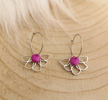 Charger l&#39;image dans la galerie, Boucles d&#39;oreilles    Créoles argentées Fleur Mauve