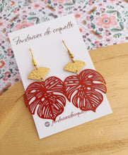 Charger l&#39;image dans la galerie, Boucles d&#39;oreilles Tropicales Monstera rouge dorées ❤ Fait main ❤