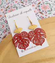 Charger l&#39;image dans la galerie, Boucles d&#39;oreilles Tropicales Monstera rouge dorées ❤ Fait main ❤