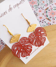 Charger l&#39;image dans la galerie, Boucles d&#39;oreilles Tropicales Monstera rouge dorées ❤ Fait main ❤