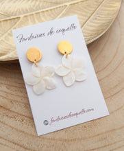 Charger l&#39;image dans la galerie, Boucles d&#39;oreilles  dorées  Nacre ❤ Fait main ❤ clous fleurs    Blanc doré