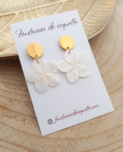 Charger l&#39;image dans la galerie, Boucles d&#39;oreilles  dorées  Nacre ❤ Fait main ❤ clous fleurs    Blanc doré