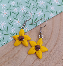 Charger l&#39;image dans la galerie, Boucles d&#39;oreilles  Fleurs de tournesol  ❤ Fait main ❤ Pâte polymere    jaune