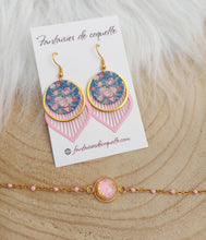 Charger l&#39;image dans la galerie, Boucles d&#39;oreilles fleuries   ❤   Illustration fleurs    Bleu &amp; Rose ❤ Doré Bleu