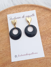 Charger l&#39;image dans la galerie, Boucles d&#39;oreilles Clous coeur emaillé noir doré ❤ Fait main ❤