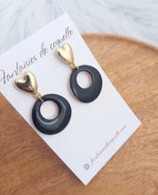 Charger l&#39;image dans la galerie, Boucles d&#39;oreilles Clous coeur emaillé noir doré ❤ Fait main ❤