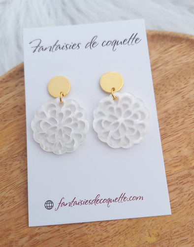 Boucles d'oreilles  Clous Fait main ❤ Résine Fleur    Blanc / doré