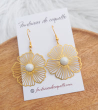 Charger l&#39;image dans la galerie, Boucles d&#39;oreilles  Fleur céramique  Blanc doré ❤ Fait main ❤