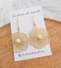 Charger l&#39;image dans la galerie, Boucles d&#39;oreilles  Fleur céramique  Blanc doré ❤ Fait main ❤