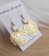 Charger l&#39;image dans la galerie, Boucles d&#39;oreilles Tropicales Monstera Blanc dorées ❤ Fait main ❤