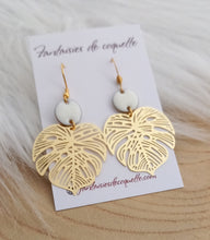 Charger l&#39;image dans la galerie, Boucles d&#39;oreilles Tropicales Monstera Blanc dorées ❤ Fait main ❤