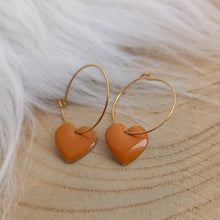 Charger l&#39;image dans la galerie, Boucles d&#39;oreilles    Créoles dorées Coeur Caramel 💙 coeurs moutarde