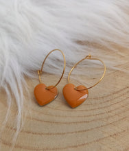 Charger l&#39;image dans la galerie, Boucles d&#39;oreilles    Créoles dorées Coeur Caramel 💙 coeurs moutarde