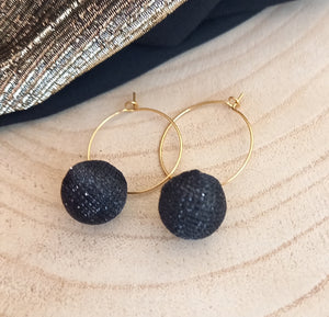 Boucles d'oreilles    Créoles dorées Acier inoxydable Tissu  Noir paillettes Fait-main