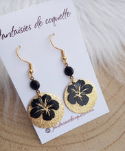 Charger l&#39;image dans la galerie, Boucles d&#39;oreilles  dorées Fleur Hibiscus Noir  ❤ Fait main ❤