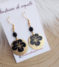 Charger l&#39;image dans la galerie, Boucles d&#39;oreilles  dorées Fleur Hibiscus Noir  ❤ Fait main ❤