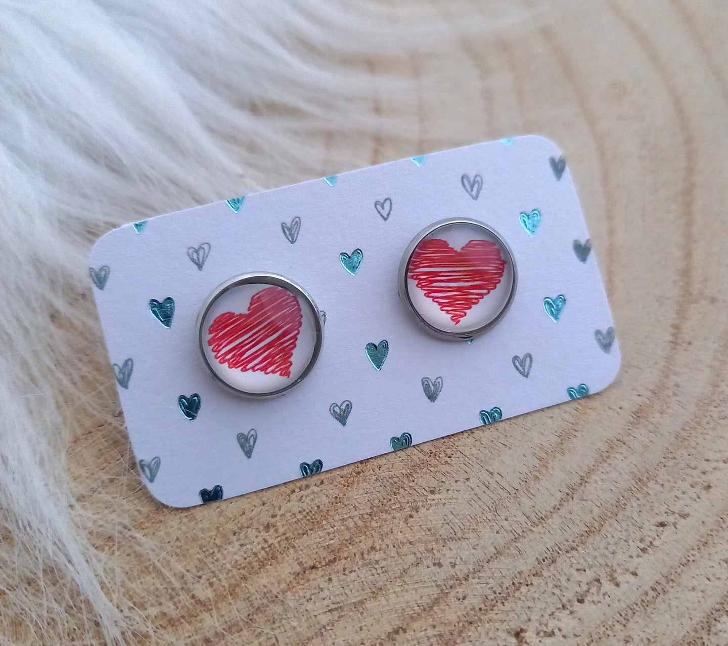 Boucles d'oreilles  clous illustrés  Coeurs  Blanc Rouge ❤ Fait main ❤ puces