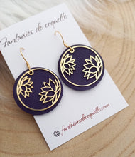 Charger l&#39;image dans la galerie, Boucles d&#39;oreilles Fleur de Lotus Cuir Violet doré ❤ Fait main ❤