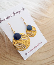 Charger l&#39;image dans la galerie, Boucles d&#39;oreilles  asymétriques dorées  Bleu marine  Fait-main ❤ dépareillées