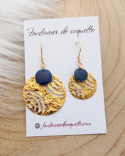 Charger l&#39;image dans la galerie, Boucles d&#39;oreilles  asymétriques dorées  Bleu marine  Fait-main ❤ dépareillées