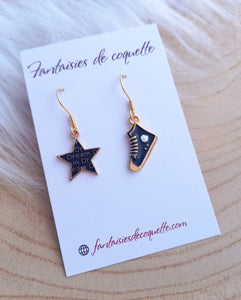 Boucles d'oreilles  asymétriques dorées Noir Baskets Etoile ❤ dépareillées