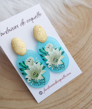 Charger l&#39;image dans la galerie, Boucles d&#39;oreilles  Clous  ❤ Résine Bleu vert blanc doré Fleurs