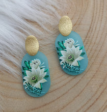 Charger l&#39;image dans la galerie, Boucles d&#39;oreilles  Clous  ❤ Résine Bleu vert blanc doré Fleurs