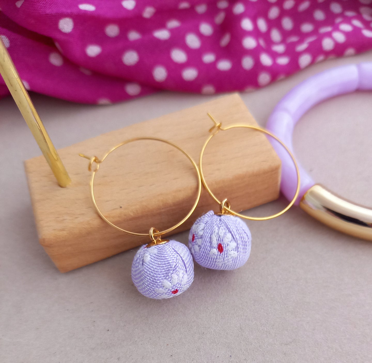 Boucles d'oreilles    Créoles dorées Acier inoxydable Mauve blanc Fait-main  Tissu fleurs