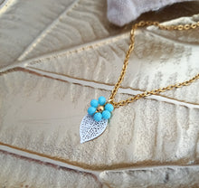 Charger l&#39;image dans la galerie, Collier   acier inoxydable doré Pendentif  Fleur bleue sur Feuille   ❤ Fait main ❤