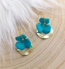 Charger l&#39;image dans la galerie, Boucles d&#39;oreilles  Clémentine Créoles dorées  Fleur  Bleu vert Fait-main