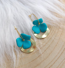 Charger l&#39;image dans la galerie, Boucles d&#39;oreilles  Clémentine Créoles dorées  Fleur  Bleu vert Fait-main