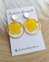 Charger l&#39;image dans la galerie, Boucles d&#39;oreilles  Clous Fleurs  ❤ Résine jaune blanc  / doré