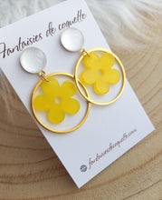 Charger l&#39;image dans la galerie, Boucles d&#39;oreilles  Clous Fleurs  ❤ Résine jaune blanc  / doré