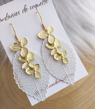 Charger l&#39;image dans la galerie, Boucles d&#39;oreilles  Feuilles  ❤ Fait main ❤  blanc doré