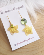 Charger l&#39;image dans la galerie, Boucles d&#39;oreilles  asymétriques dorées Vert   Fait-main ❤ dépareillées