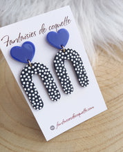 Charger l&#39;image dans la galerie, Boucles d&#39;oreilles  Clous coeur Résine  ❤  Petis pois blanc