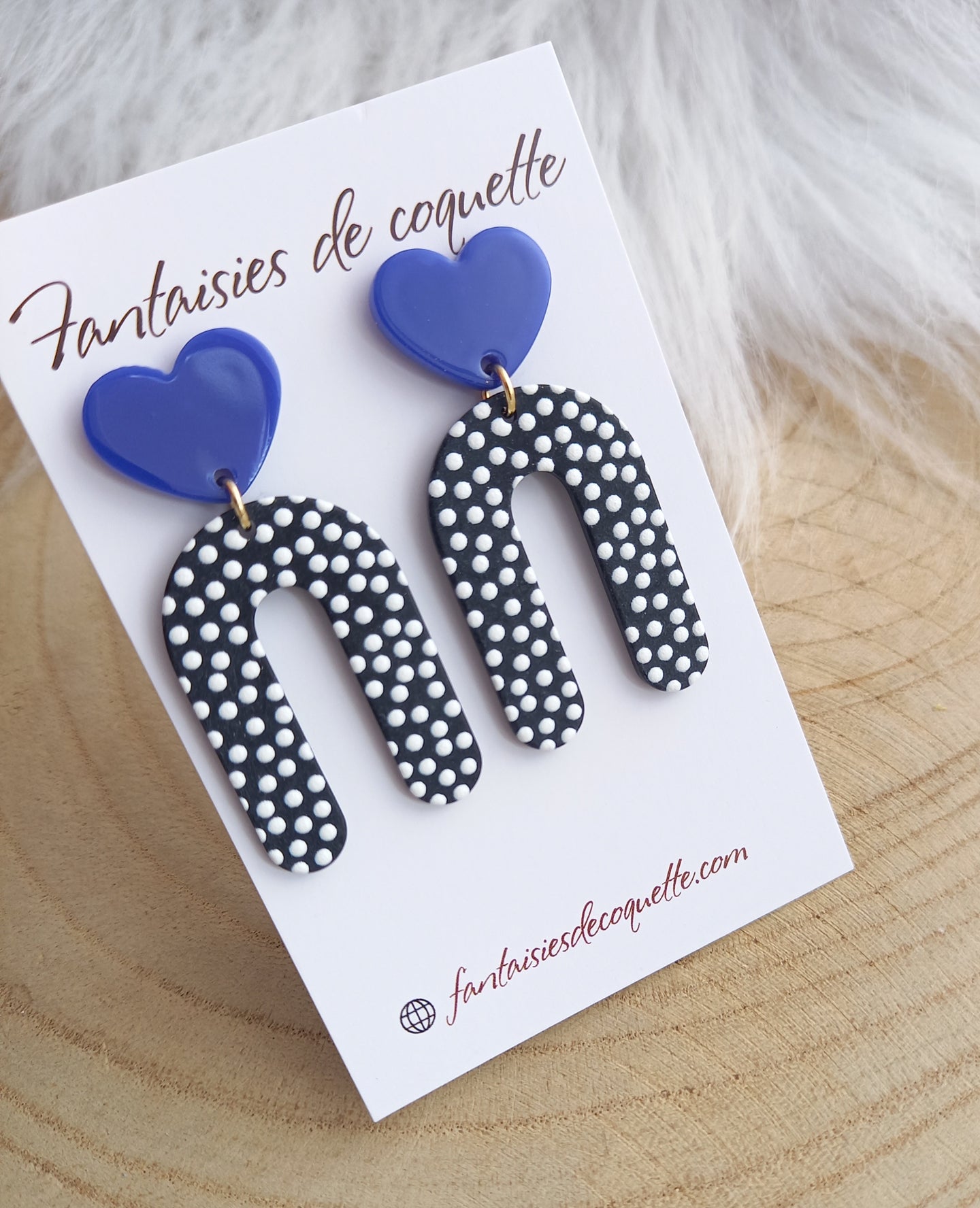 Boucles d'oreilles  Clous coeur Résine  ❤  Petis pois blanc