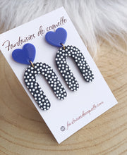 Charger l&#39;image dans la galerie, Boucles d&#39;oreilles  Clous coeur Résine  ❤  Petis pois blanc