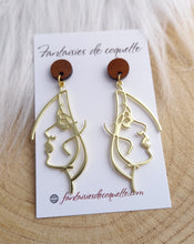 Charger l&#39;image dans la galerie, Boucles d&#39;oreilles dorées  Clous bois  Visage  ❤