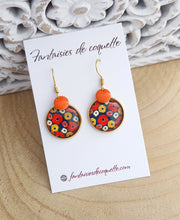 Charger l&#39;image dans la galerie, Boucles d&#39;oreilles  dorées  illustrées fleur Orange  Fait-main ❤