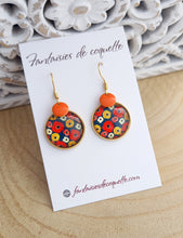 Charger l&#39;image dans la galerie, Boucles d&#39;oreilles  dorées  illustrées fleur Orange  Fait-main ❤