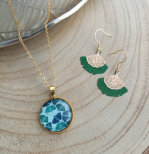 Charger l&#39;image dans la galerie, Collier   acier inoxydable doré Pendentif illustré feuille ginkgo vert    ❤ Fait main ❤ nature