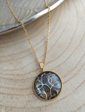 Charger l&#39;image dans la galerie, Collier   acier inoxydable doré Pendentif illustré  Feuilles      ❤ Fait main ❤ noir doré