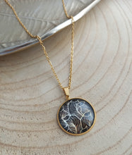 Charger l&#39;image dans la galerie, Collier   acier inoxydable doré Pendentif illustré  Feuilles      ❤ Fait main ❤ noir doré