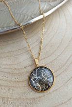 Charger l&#39;image dans la galerie, Collier   acier inoxydable doré Pendentif illustré  Feuilles      ❤ Fait main ❤ noir doré