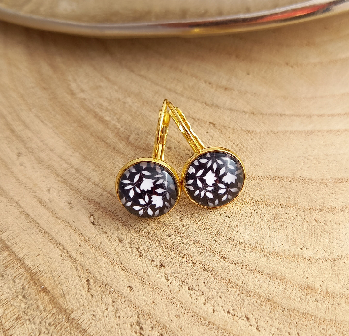 Boucles d'oreilles dormeuses illustrées dorées     Fleurs  ❤ Fait main ❤ Noir Blanc