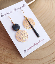 Charger l&#39;image dans la galerie, Boucles d&#39;oreilles  asymétriques dorées  Noir  Fait-main ❤ dépareillées